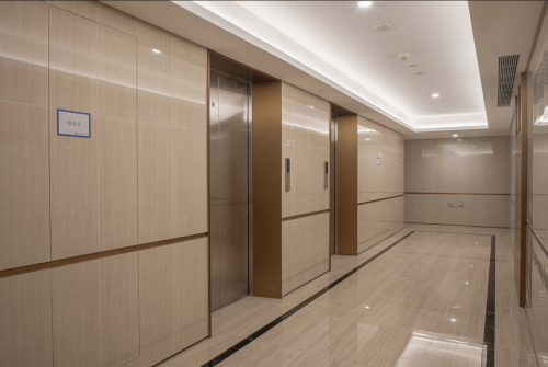 標準層設計為一層七至八戶，配有三座電梯，每座電梯載重達1,050到1,150公斤