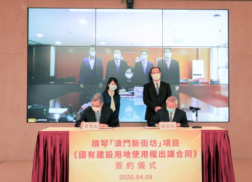 Representatives of Hengqin and Macau sign the land use right transfer agreement for the development of MNN project in Hengqin